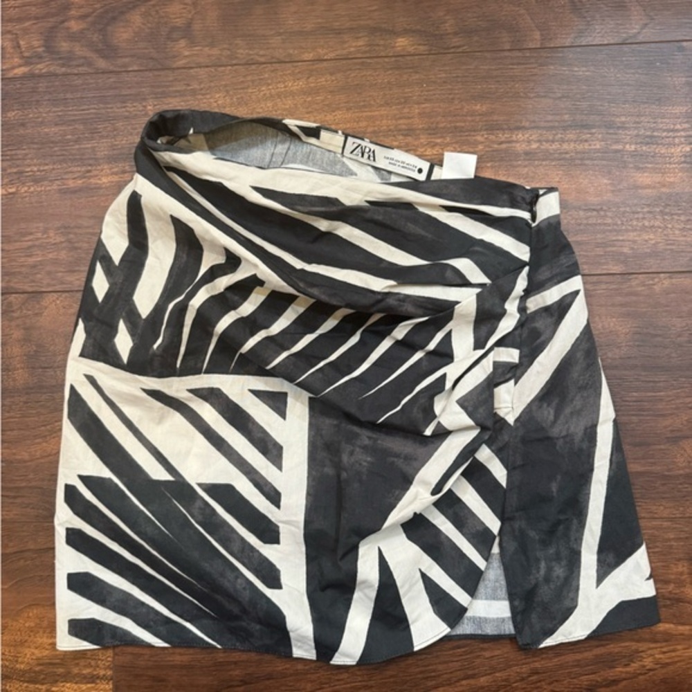Zara printed skirt - cute fit w/ one side going a little higher - has a zip - XS